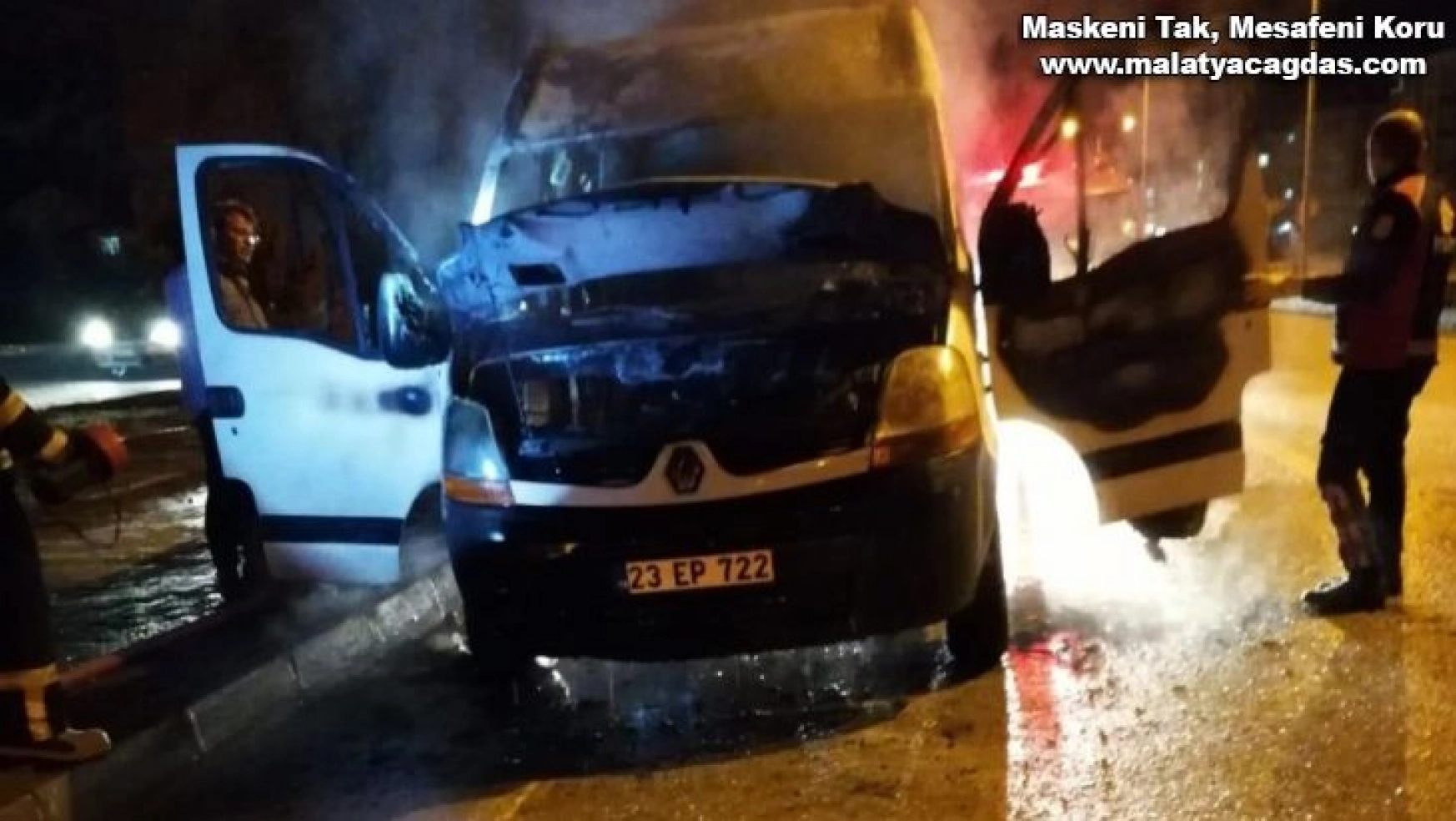 Elazığ'da seyir halindeki minibüs yandı
