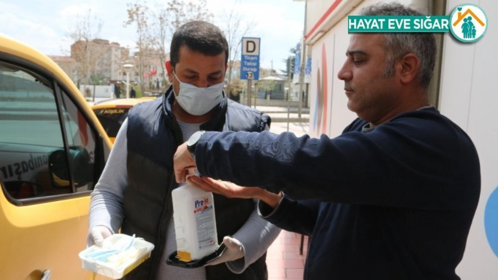 Elazığ'da taksici önlemini ücretsiz maske ve eldivenle aldı
