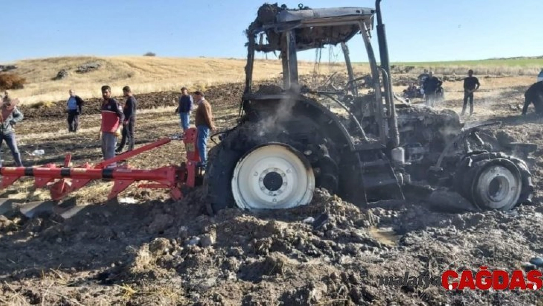 Elazığ'da yanan traktör kullanılamaz hale geldi