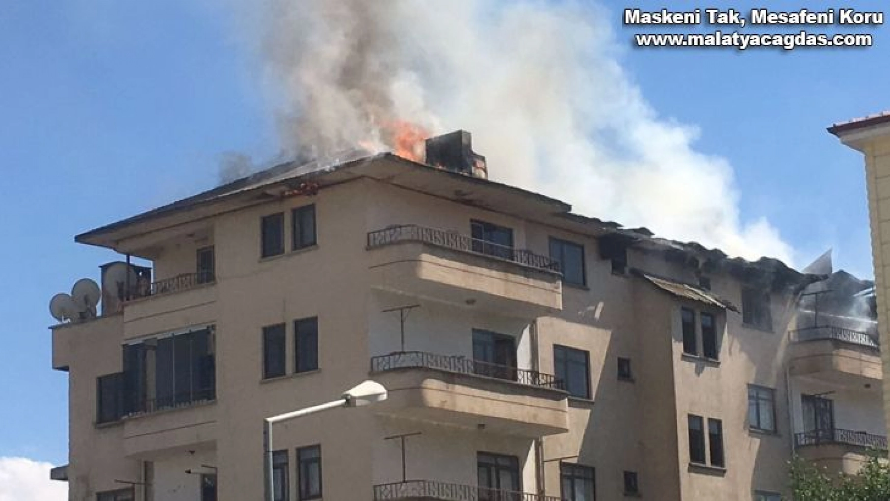 Elazığ'da yangın, bina ve bir okuldaki öğrenciler tahliye edildi
