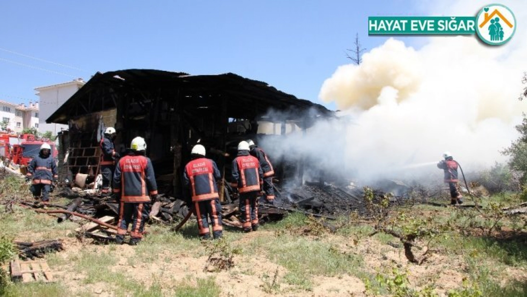 Elazığ'da yangın, prefabrik evi kül etti
