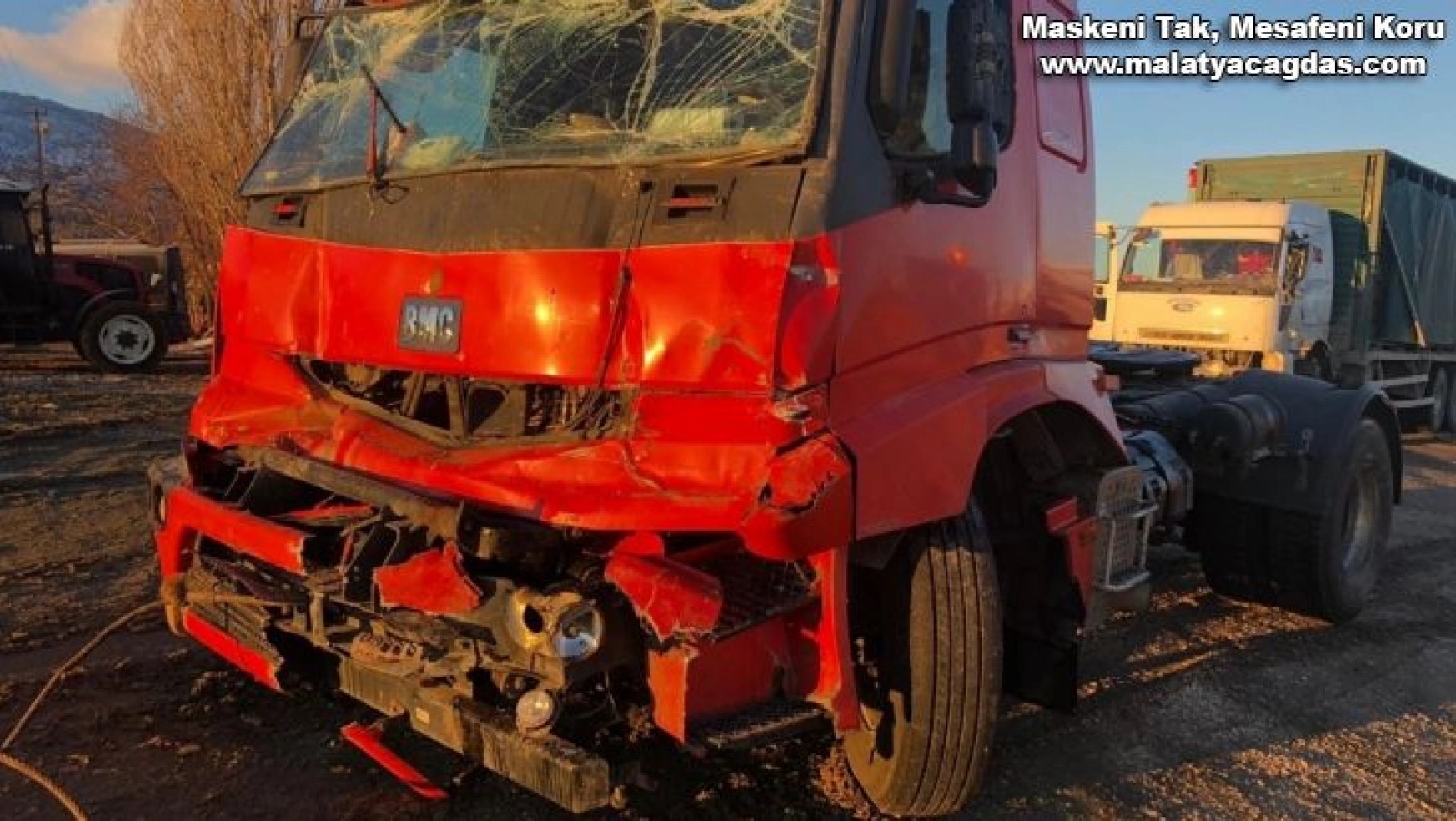 Elazığ'da zincirleme kaza 5 araç birbirine girdi: 4 yaralı