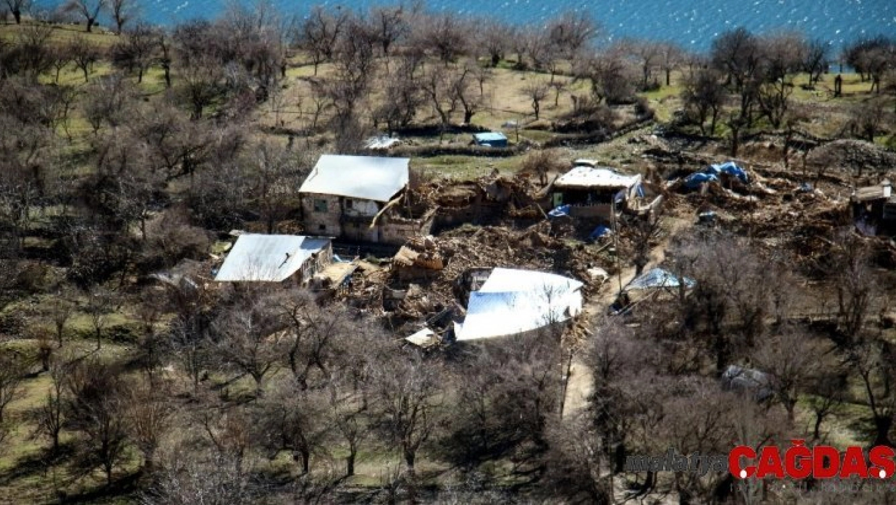 Elazığ depreminde bir köydeki evlerin hepsinde hasar oluştu