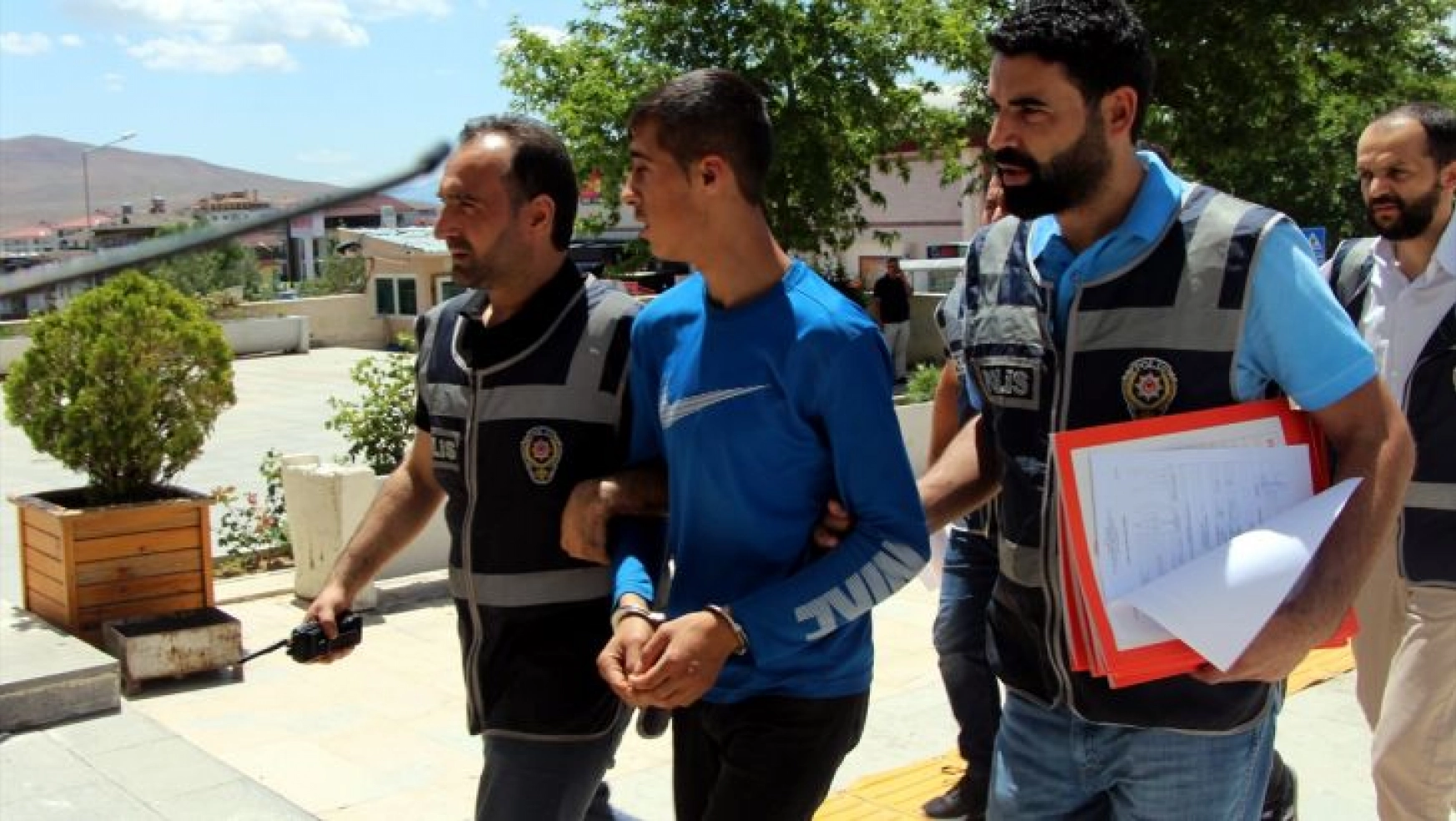 Elazığ'da aranan 3 kişi tutuklandı