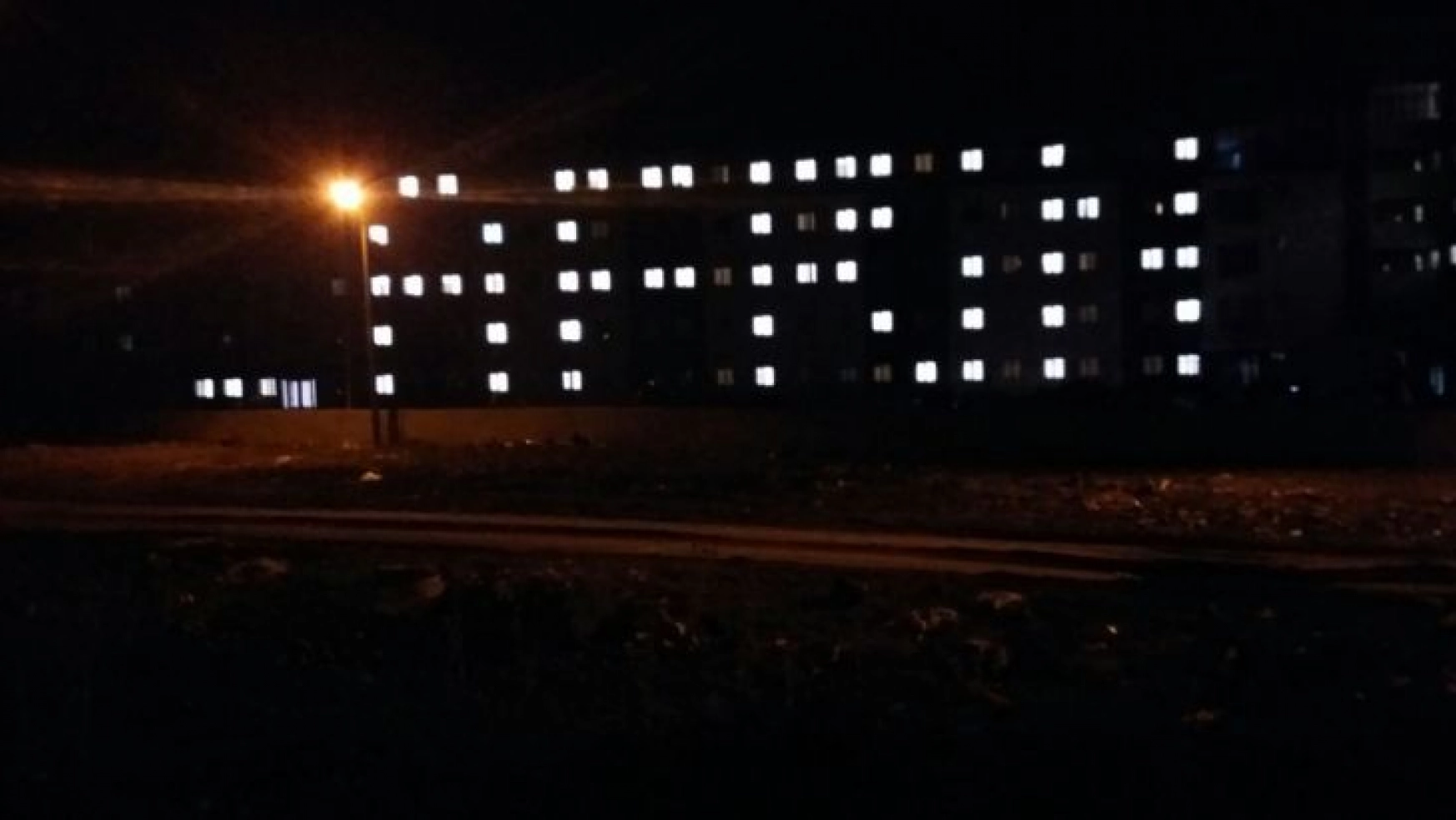 Yurtlarda kalan öğrenciler oda ışıklarıyla 'Afrin' yazdı