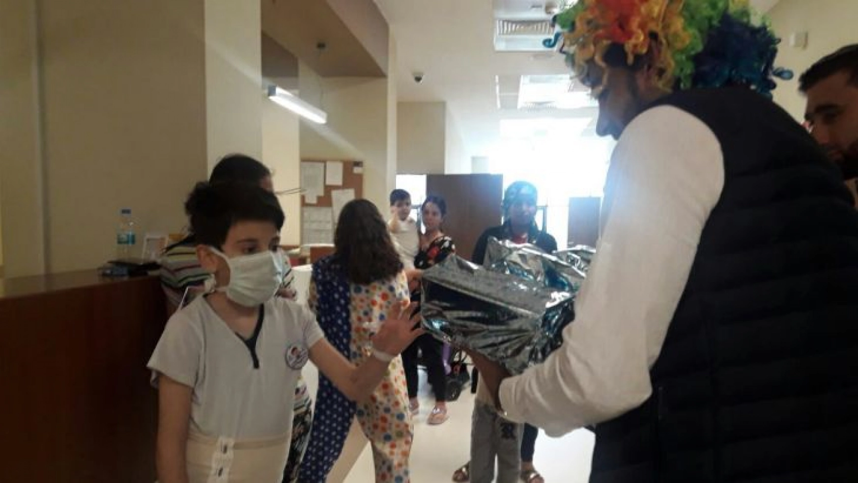 Hastanede Tedavi Gören Çocuklara Oyuncak Hediye Edildi