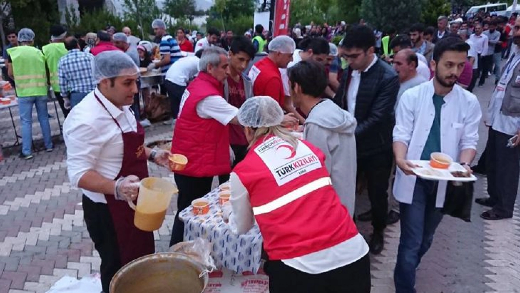 Türk Kızılayı 1250 kişilik iftar