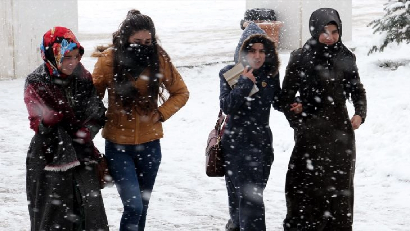 Ardahan'da soğuk hava ve kar etkili oluyor