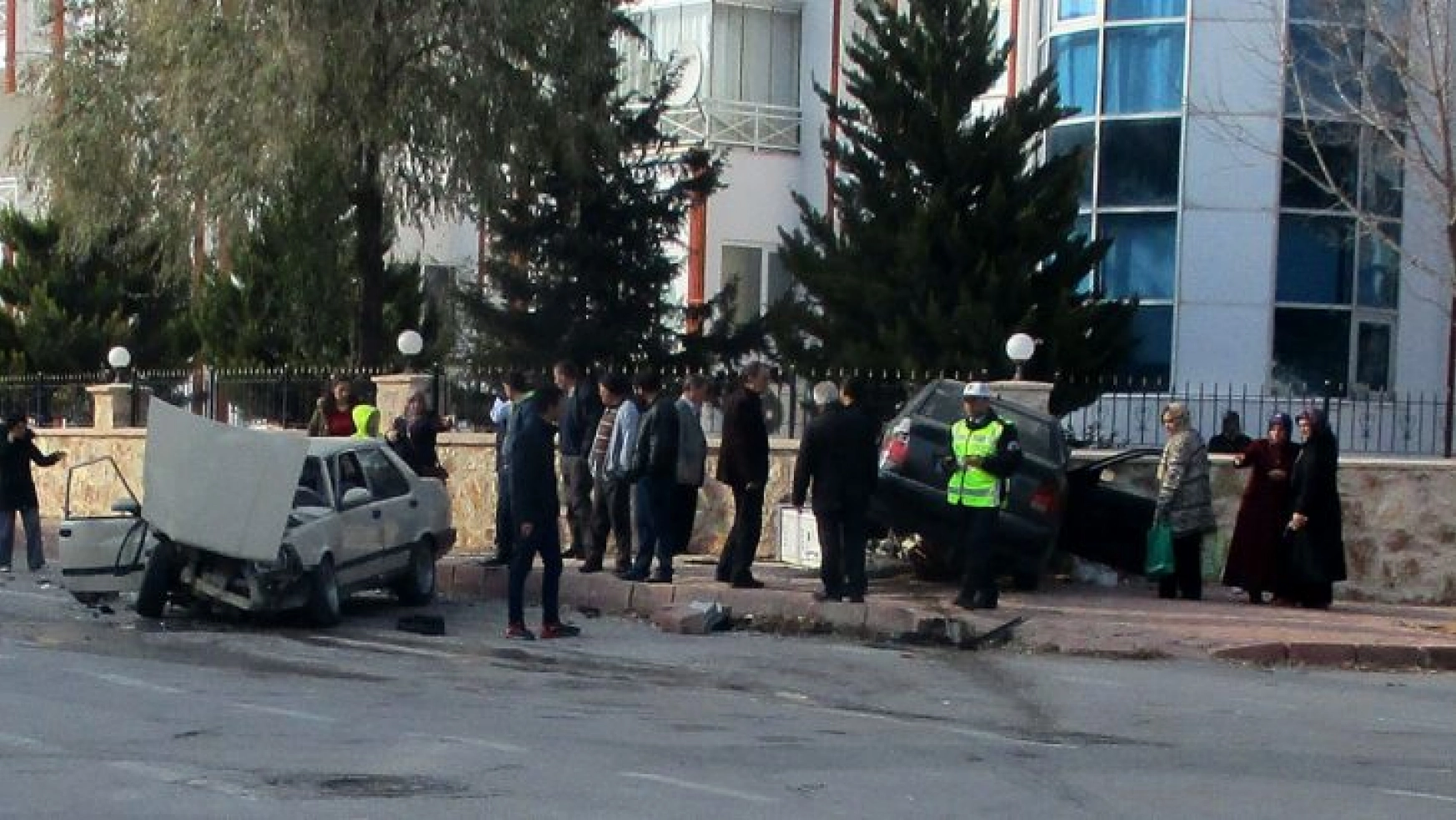 Elazığ'da iki otomobil çarpıştı: 6 yaralı