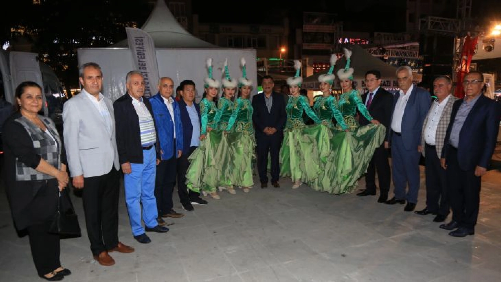Kazakistan Ak Kuğu Kazak Dans Topluluğu'nun Gösterisi İlgi İle İzlendi
