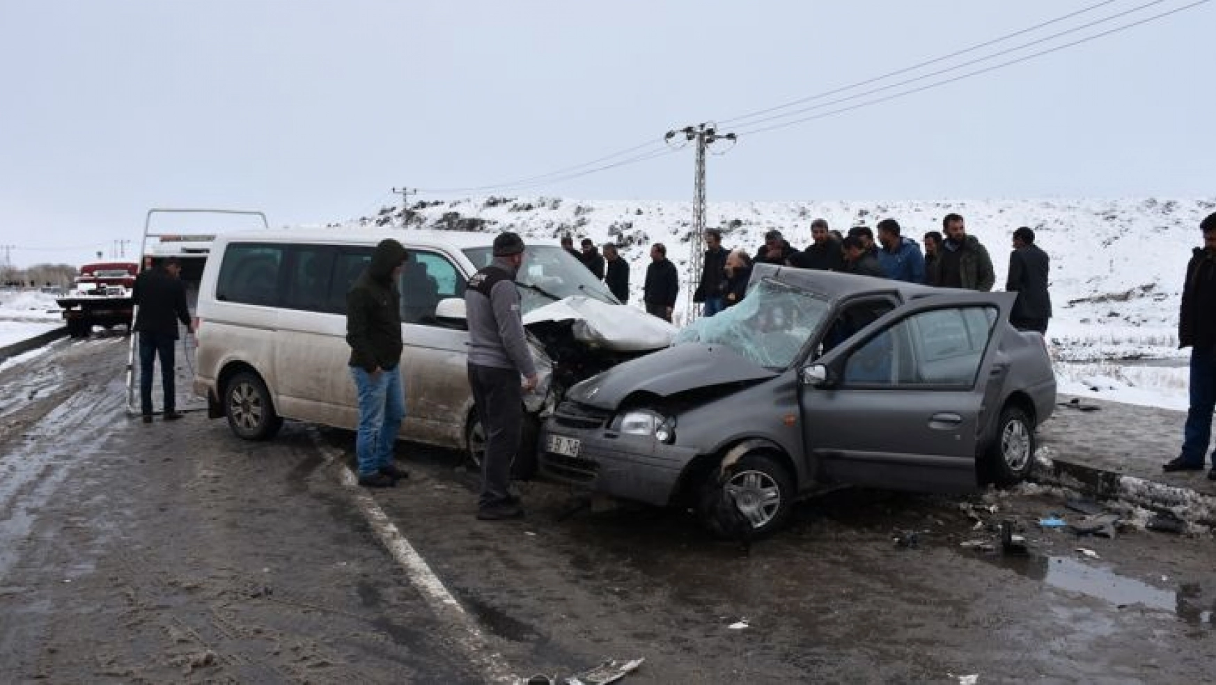 Kars'taki kazada araçta sıkışan çocuk kurtarıldı