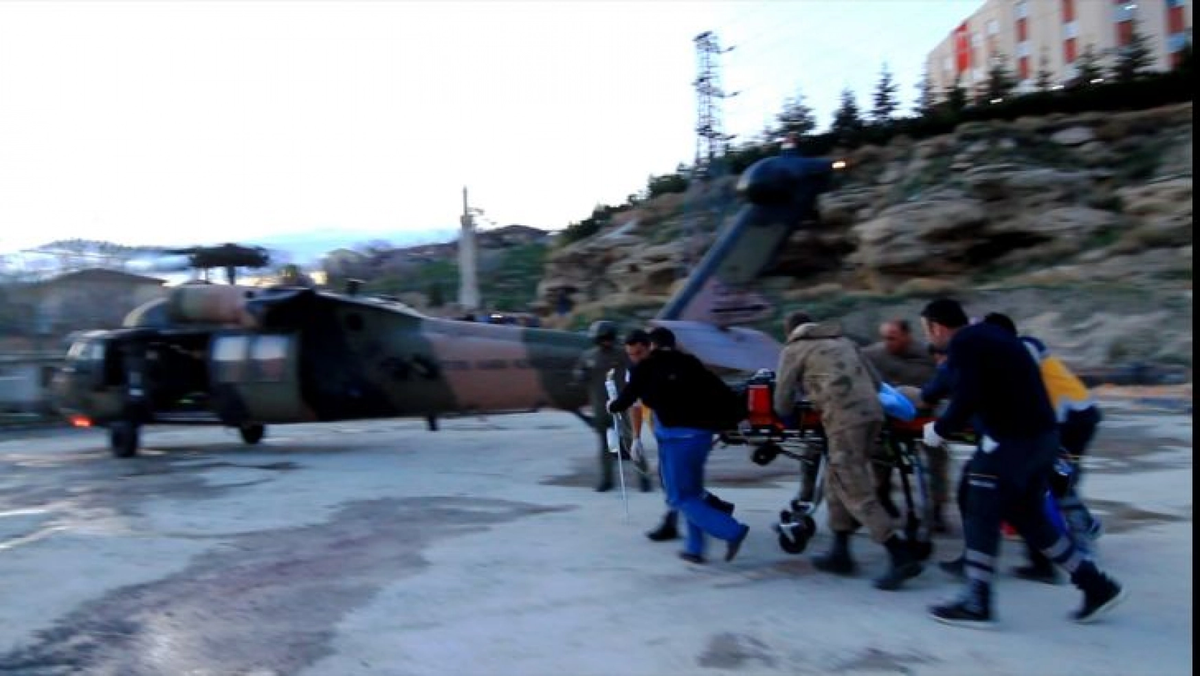 Askeri helikopter, silahla yaralanan çocuk için havalandı