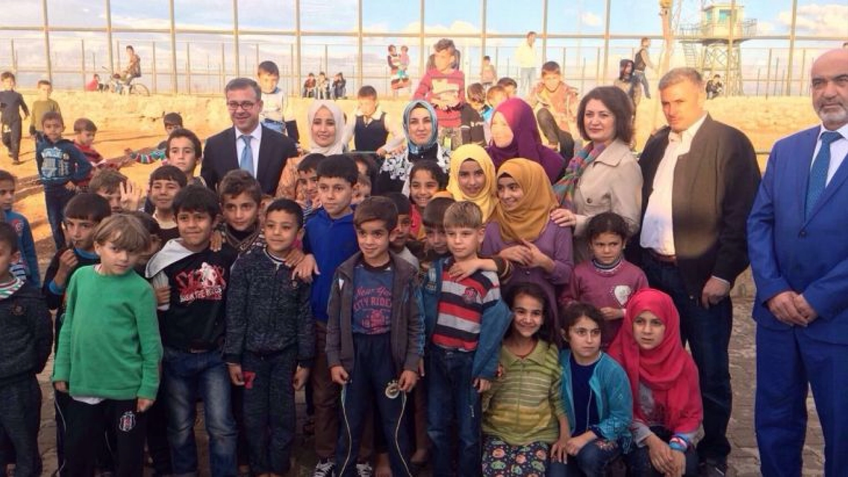 Bakan Tüfenkci'nin eşinden Suriyelilere ziyaret