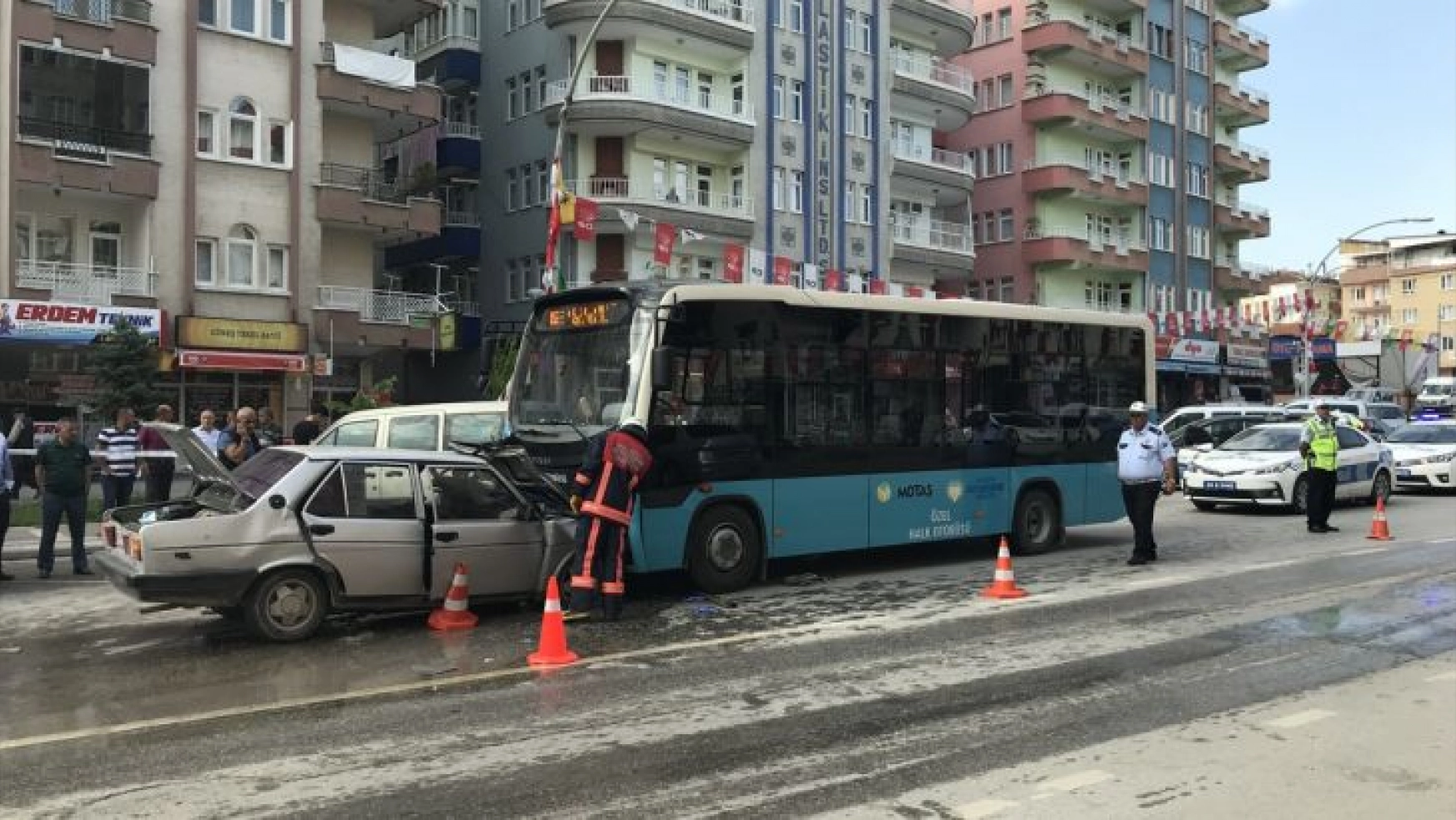 Otomobil ile halk otobüsü çarpıştı: 1 ölü, 1 yaralı