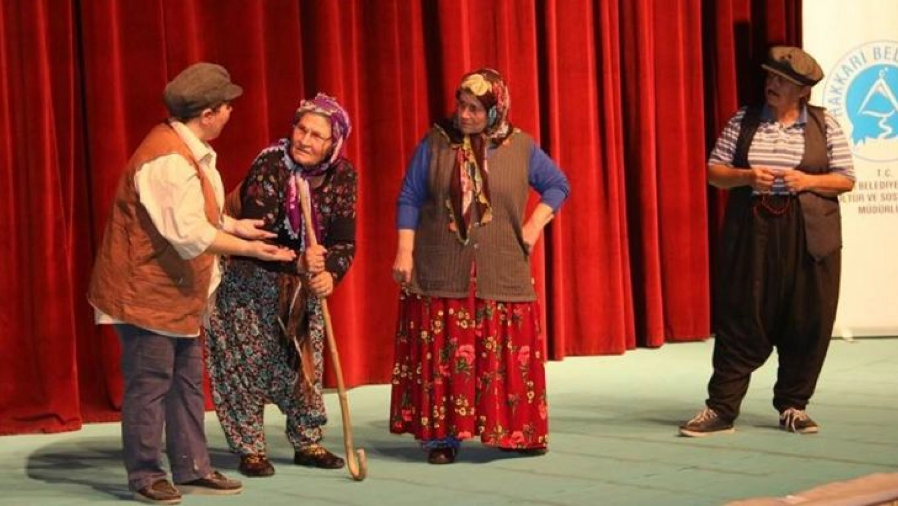'Baba Ben Geldim' tiyatro oyunu Hakkari'de sahneledi
