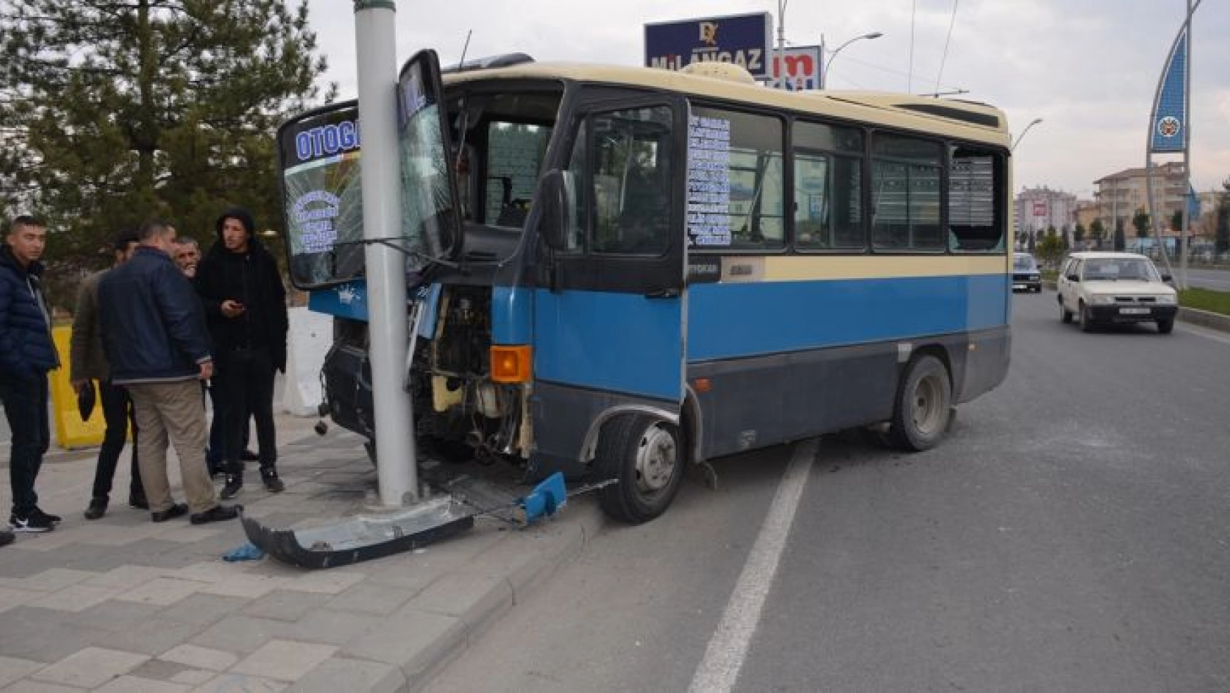 Malatya'da minibüs direğe çarptı: 4 yaralı