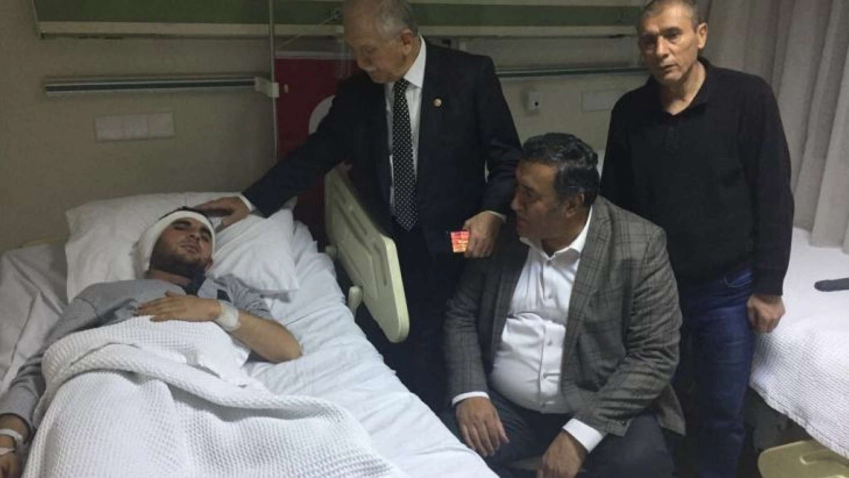 Gürer, Afrin'de  yaralan Niğdeli askerleri ziyaret etti.