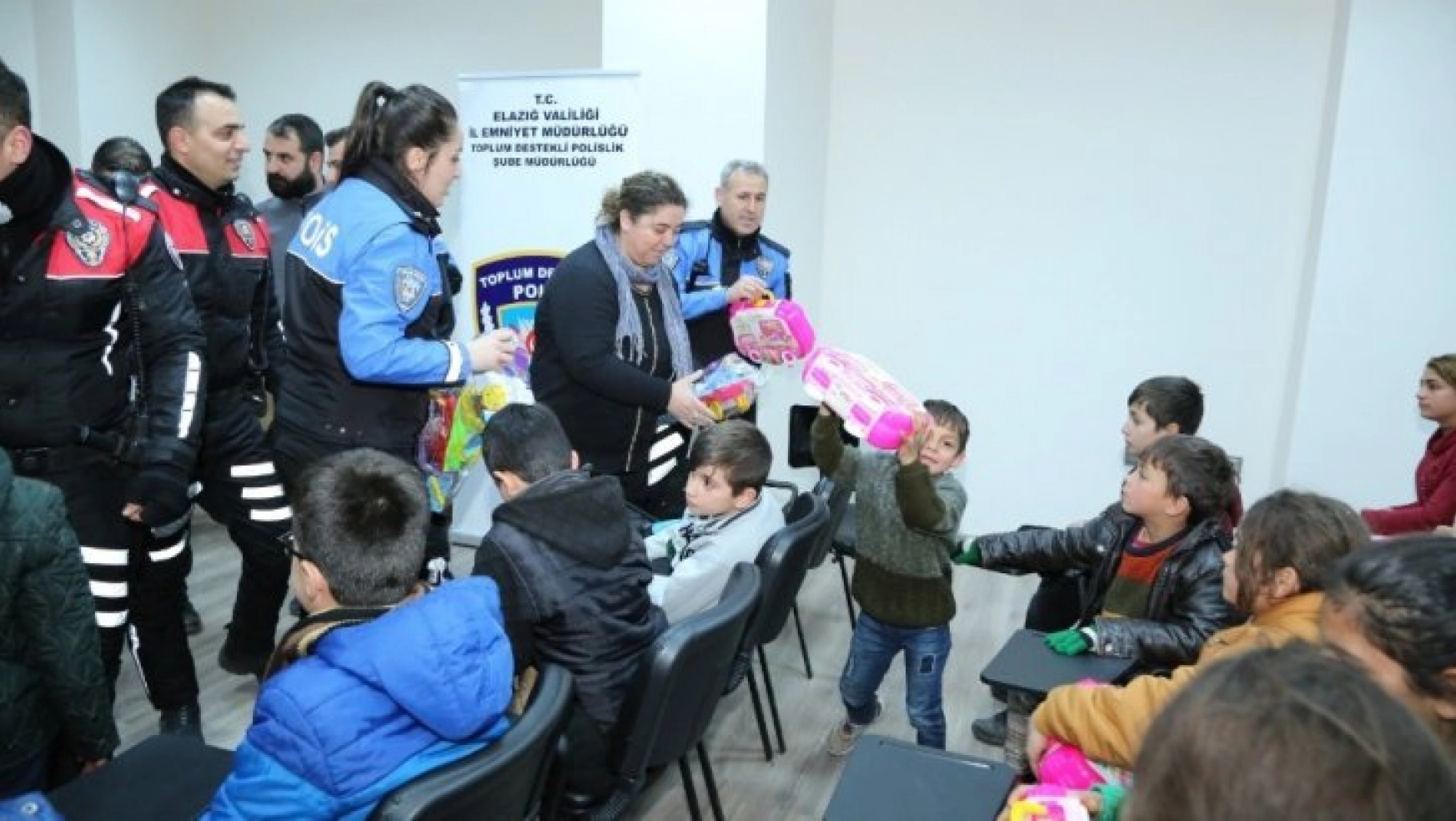 Elazığ polisi, depremzede çocukları emniyette ağırladı