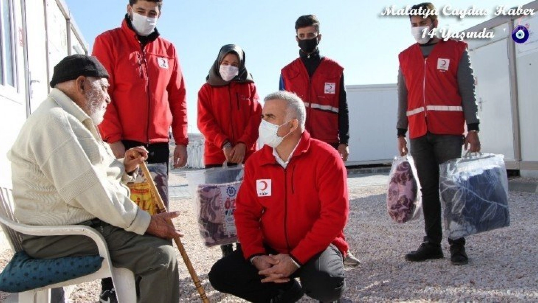 Elazığlı depremzedelere Kızılay'dan battaniye desteği