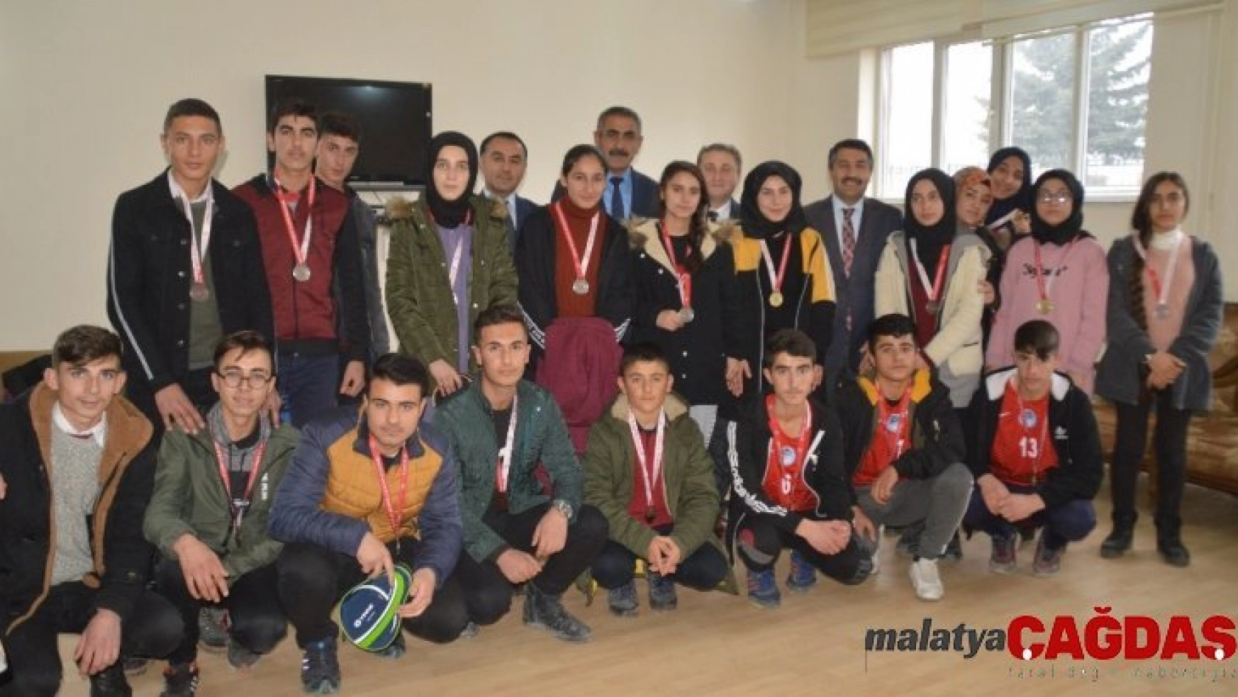 Eleşkirt'te Masa Tenisi Turnuvasında dereceye giren sporculara madalya verildi