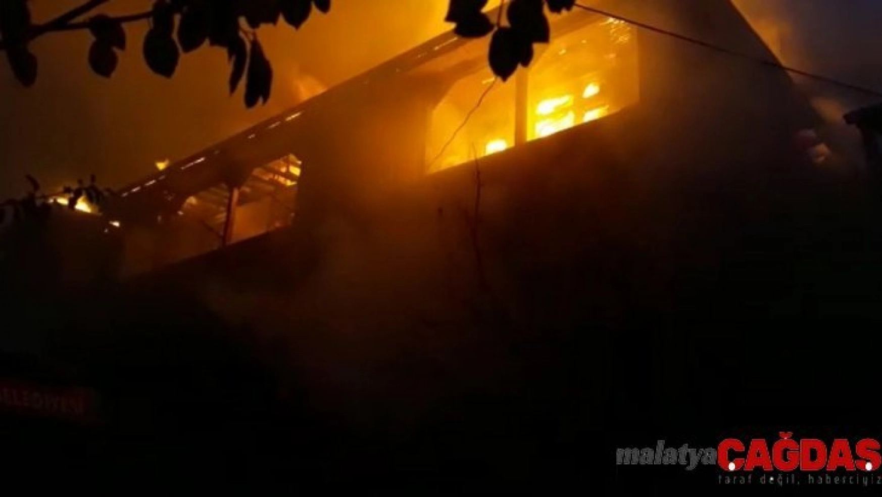Erbaa'da yangın 3 evi sardı