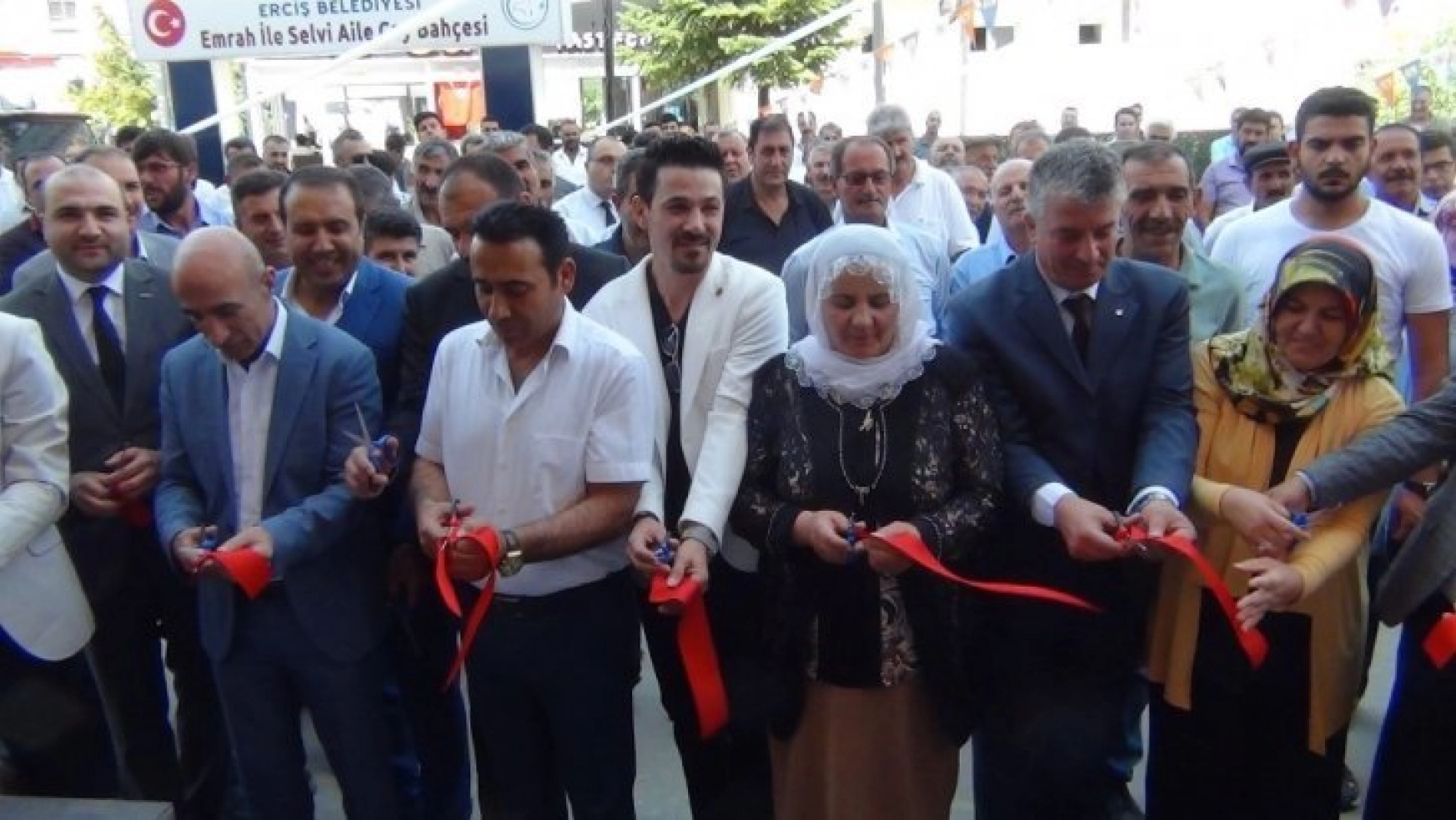 Erciş'te mobilya mağazası açılışı