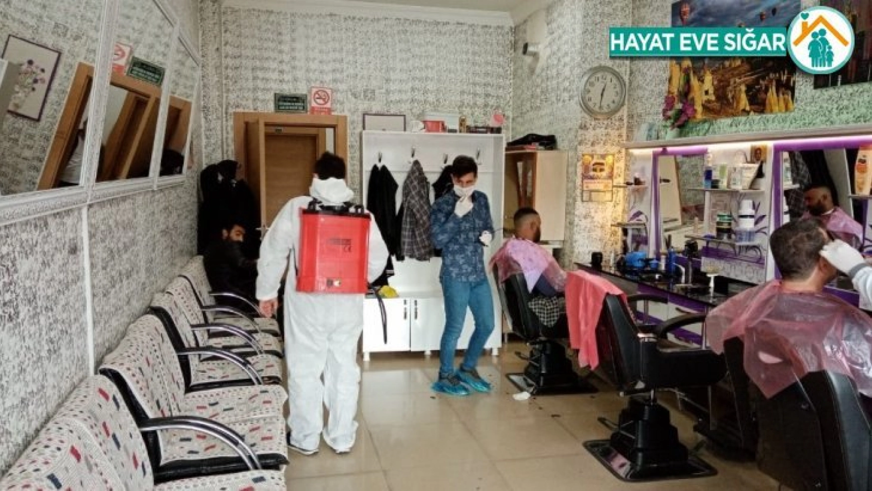 Erciş'teki berber ve kuaför salonları dezenfekte edildi