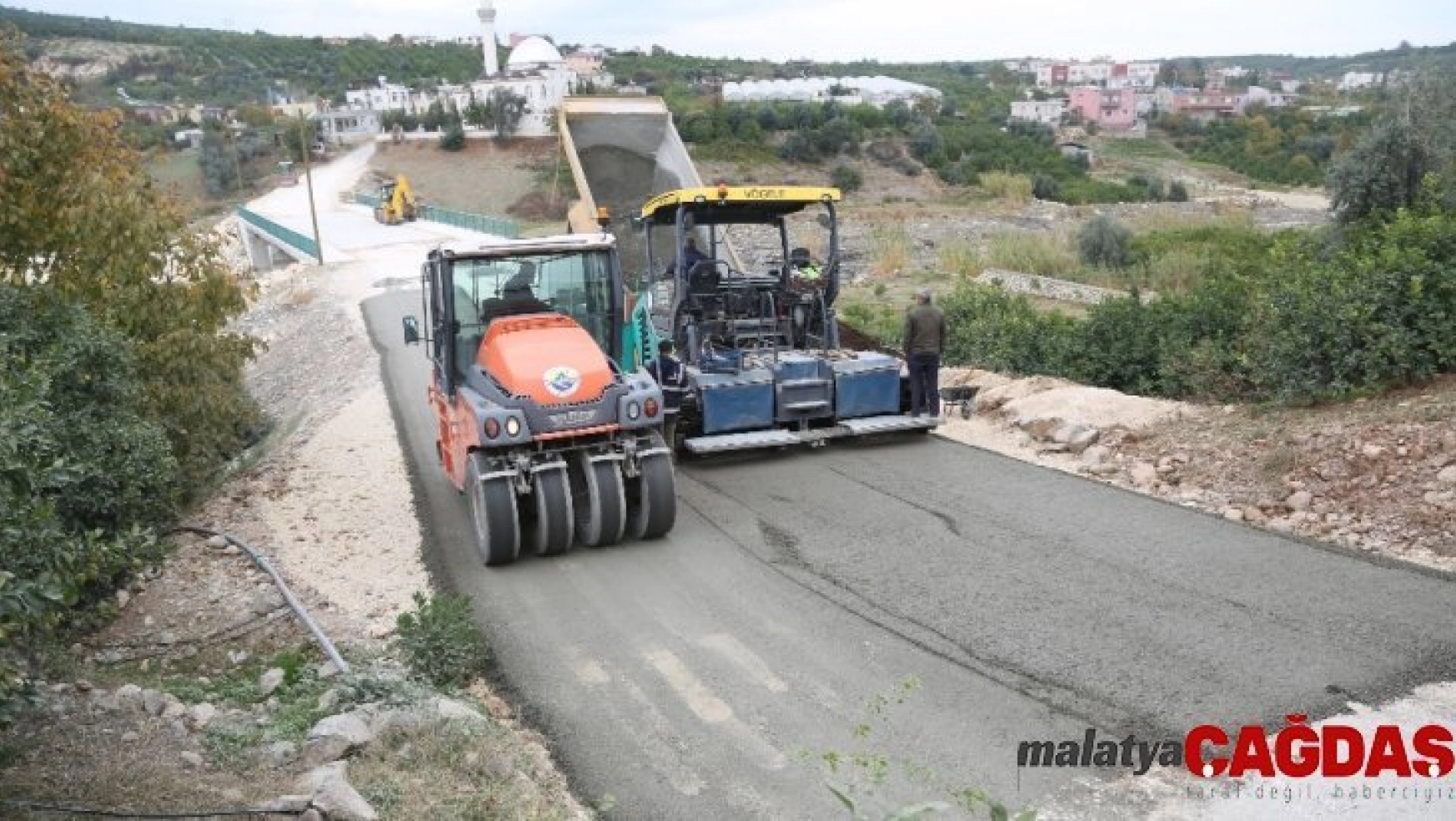 Erdemli'de beton yol çalışmaları sürüyor