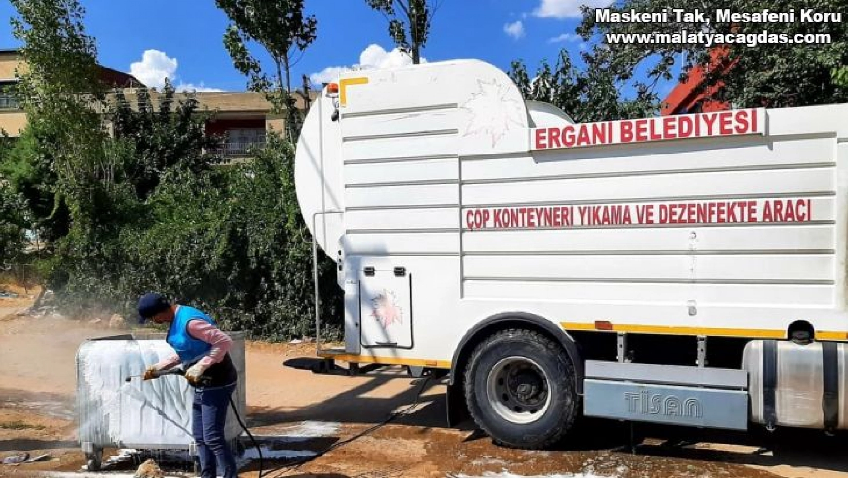 Ergani'de çöp konteynerleri dezenfekte edildi