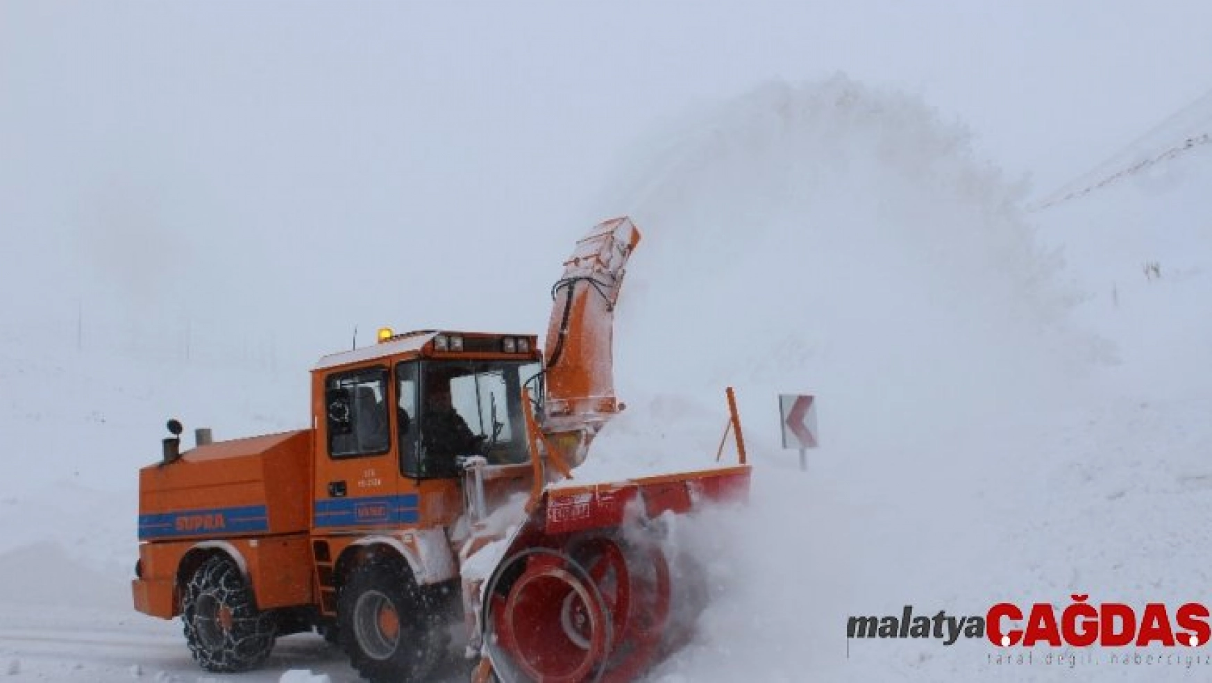 Erzincan'da kar ve tipi 200 köy yolunu ulaşıma kapadı