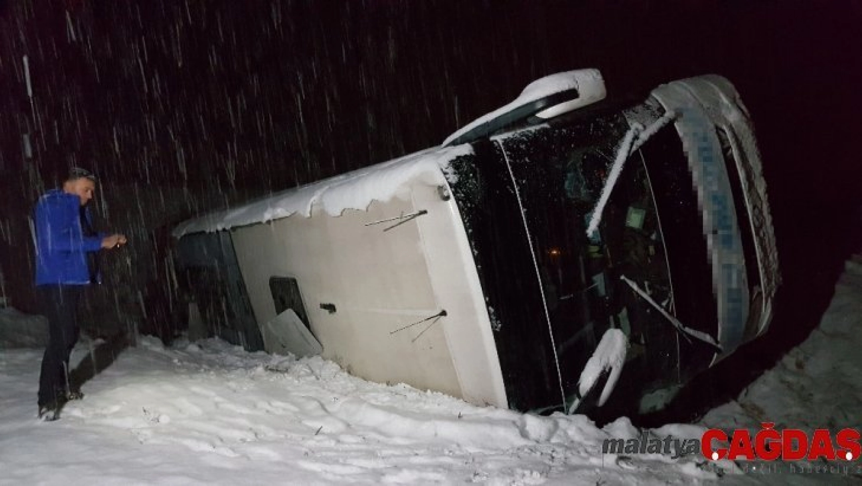 Erzincan'da yolcu otobüsü devrildi: 16 yaralı