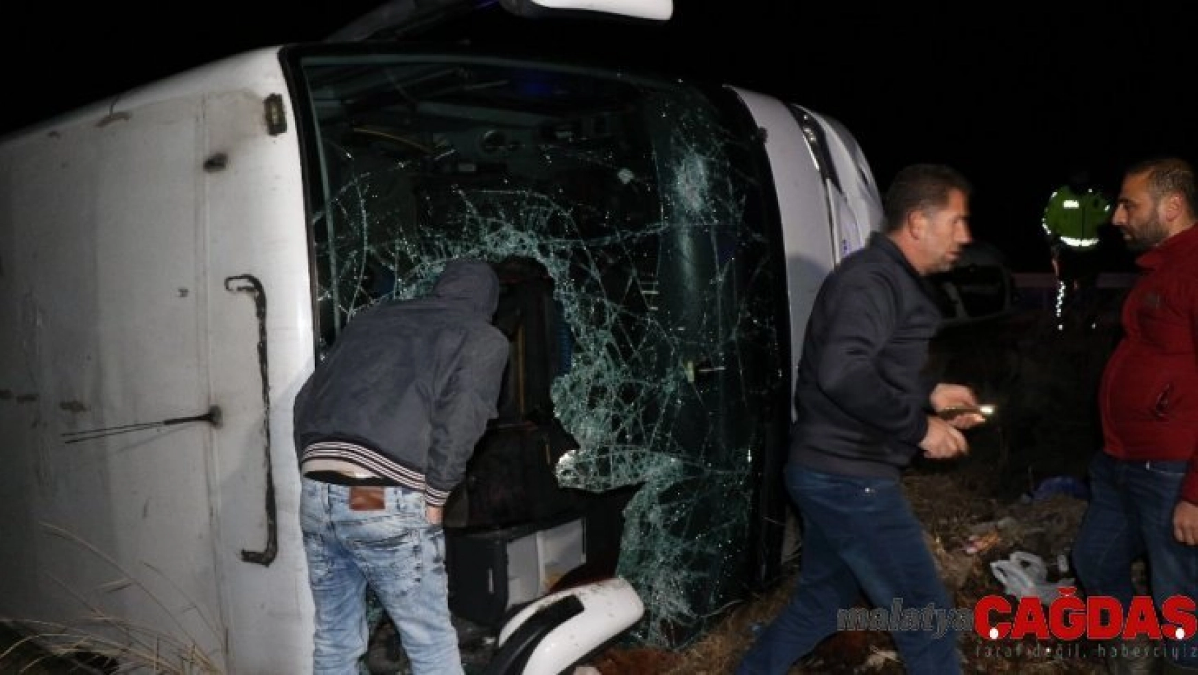 Erzincan'da yolcu otobüsü şarampole uçtu: 20 yaralı