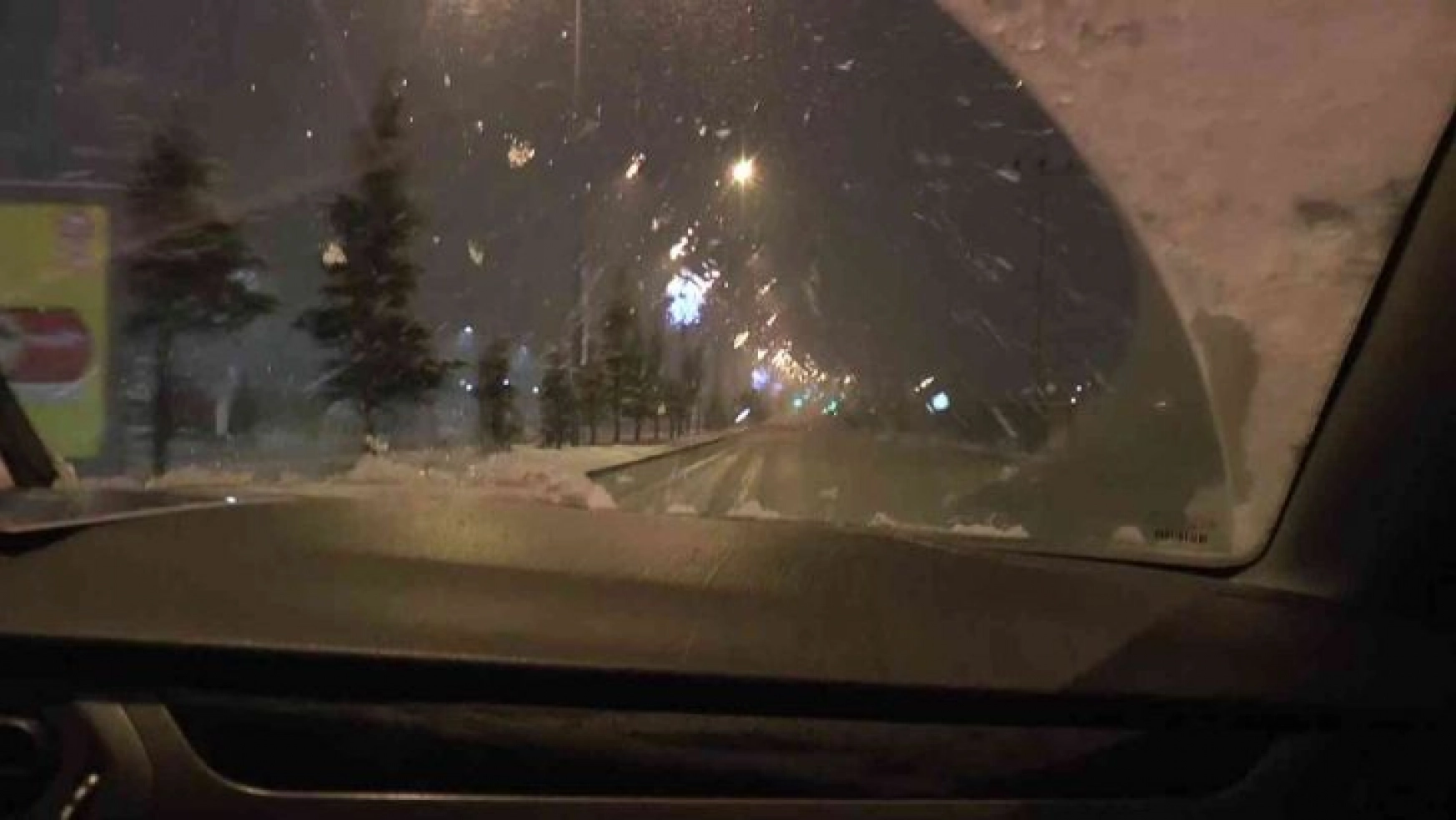 Erzurum'a kar sürprizi: İftar sonrası aniden bastıran kar yağışı vatandaşlara zor anlar yaşattı