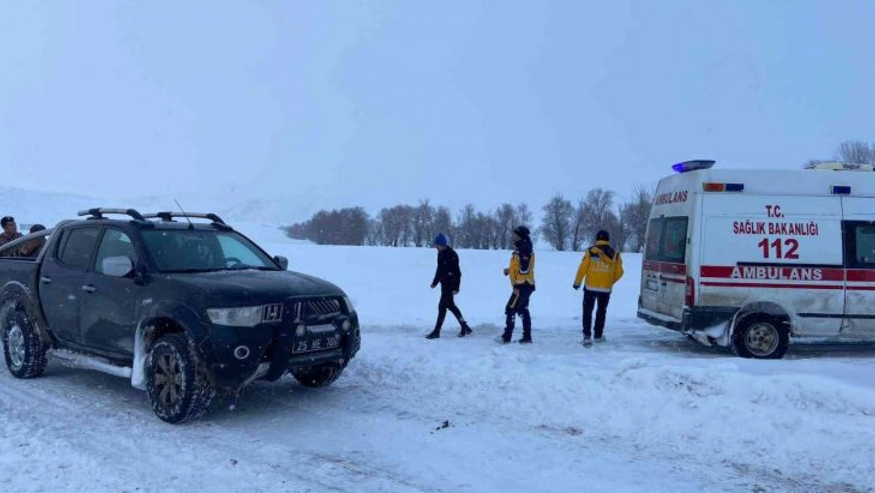 Erzurum'da çığ düştü: 2 kişinin kar altında kaldığı bölgeye ulaşılmaya çalışılıyor