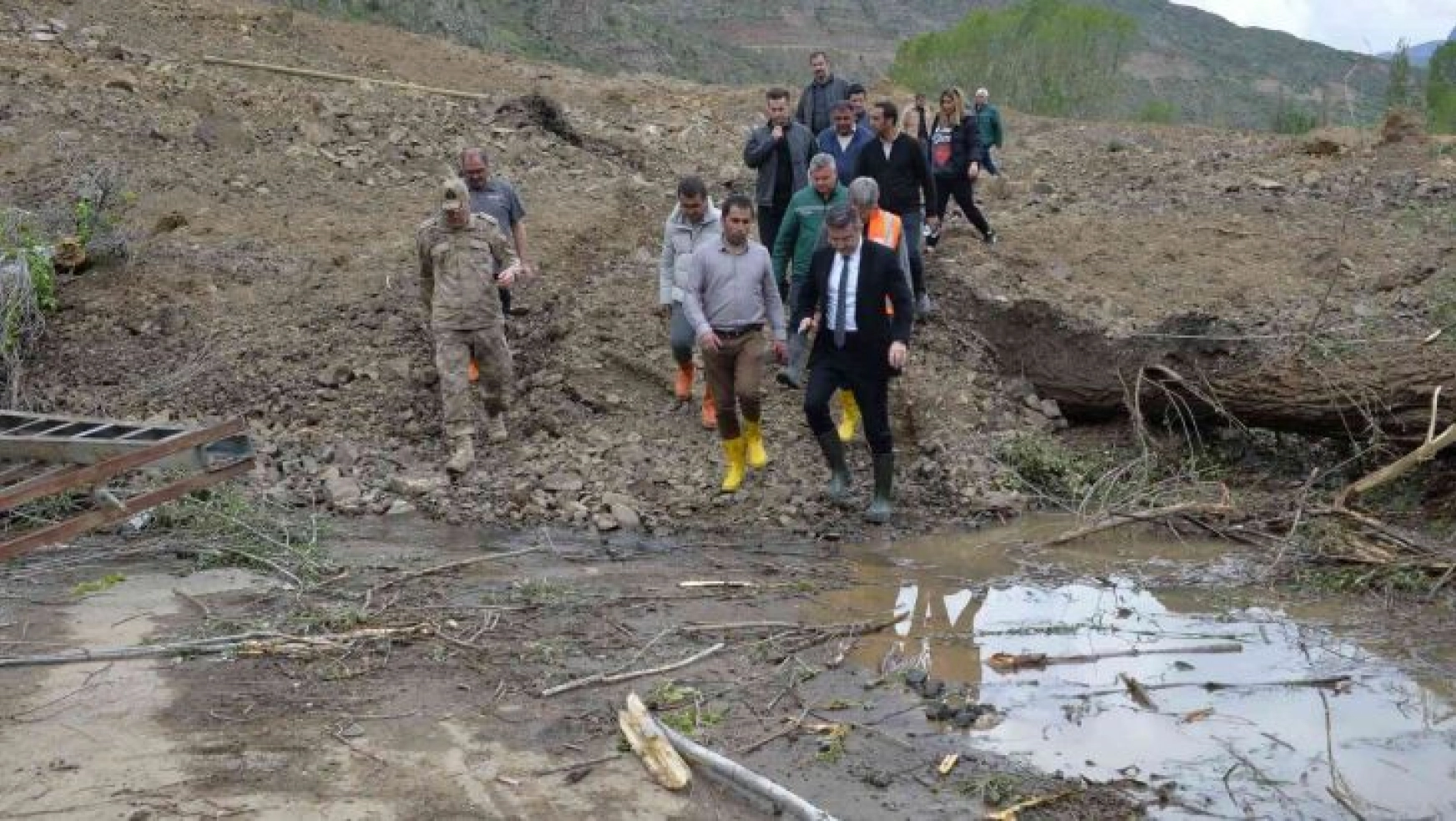 Erzurum'da heyelan nedeniyle 10 ev boşaltıldı, mezarlar tahrip oldu
