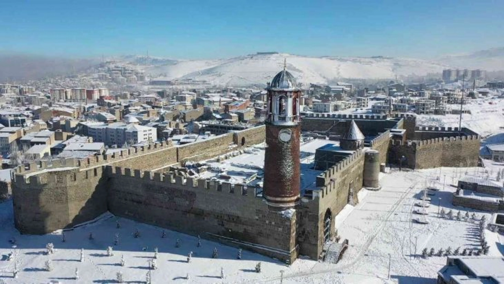 Erzurum'da kar altında kalan tarihi yerler havadan görüntülendi