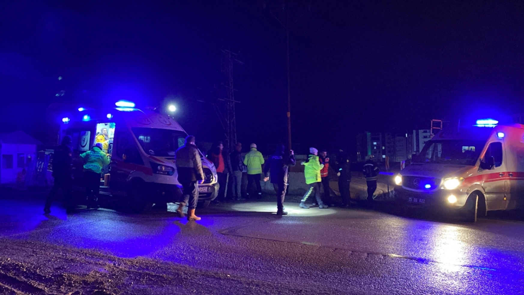 Erzurum'da su kanalına düşen otomobilin sürücüsü yaralandı