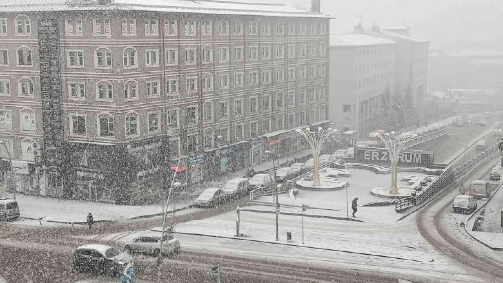 Erzurum'da yoğun kar yağışı etkili oluyor