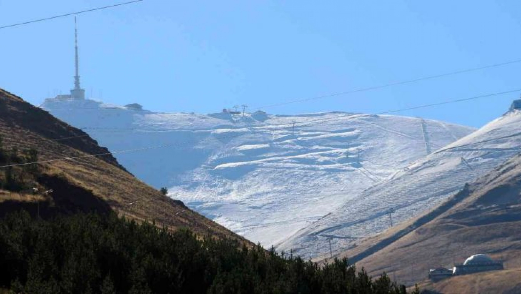 Erzurum'da yüksek kesimler beyaza büründü