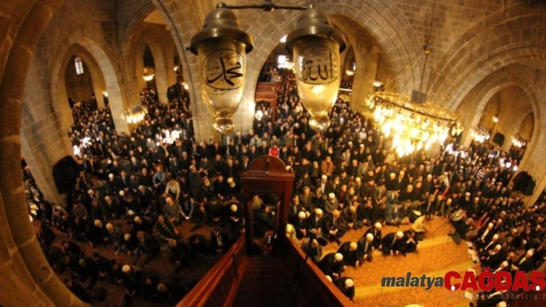 Erzurum'un 487 yıllık geleneği 'Bin bir hatim' duası için eller semaya açıldı
