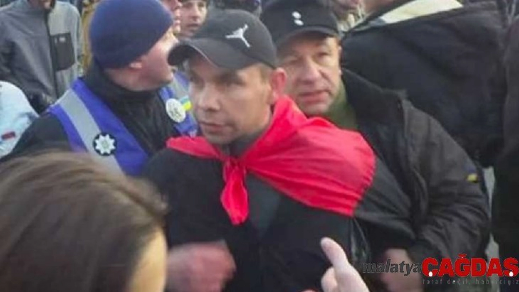 Eski Ukrayna Devlet Başkanı Poroşenko'ya yumurtalı saldırı