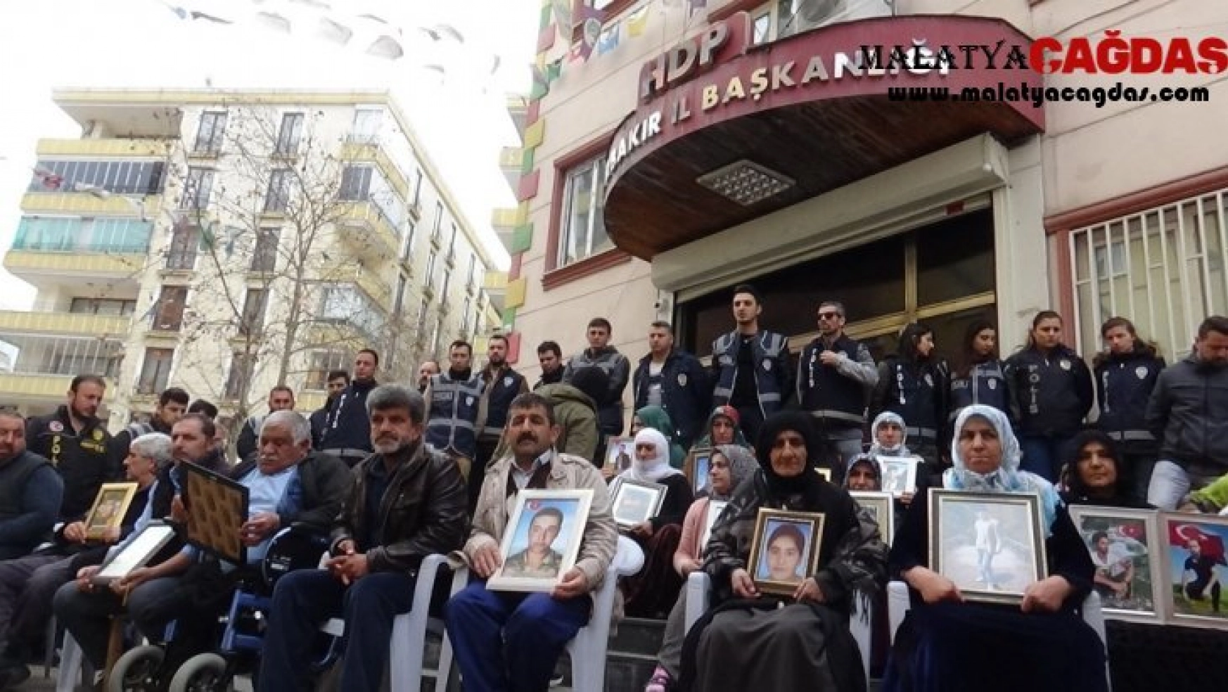 Evlat nöbetindeki ailelerden HDP'lilere 8 Mart tepkisi
