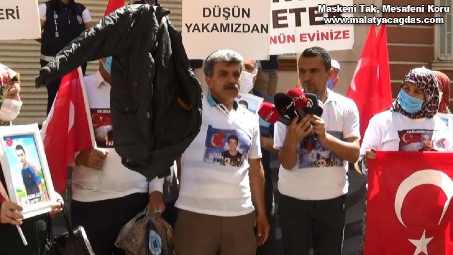 Evlat nöbetindeki baba, HDP il binasından çıkan oğlunun montunu gösterdi