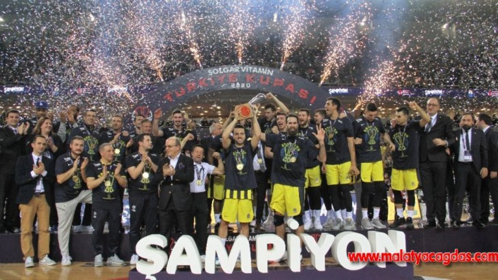 Fenerbahçe Beko Türkiye Kupası'nı kaldırdı