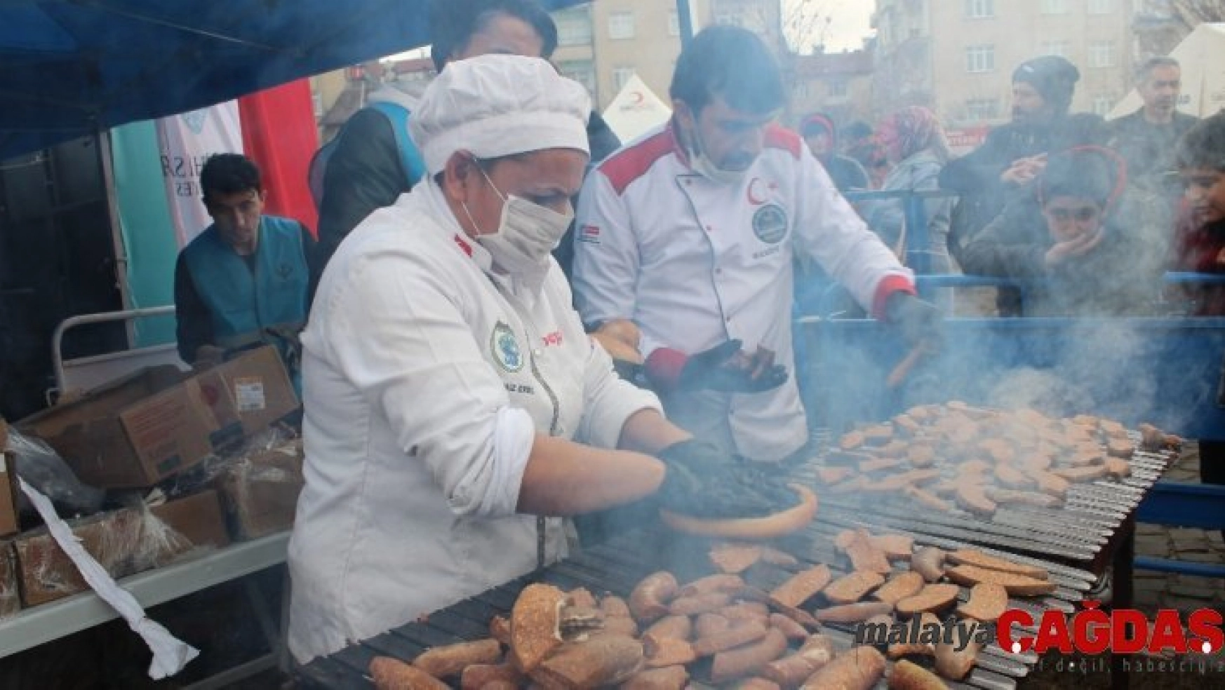 Festival iptal edildi, 1 ton sucuk Elazığ'da depremzedelere ikram edildi