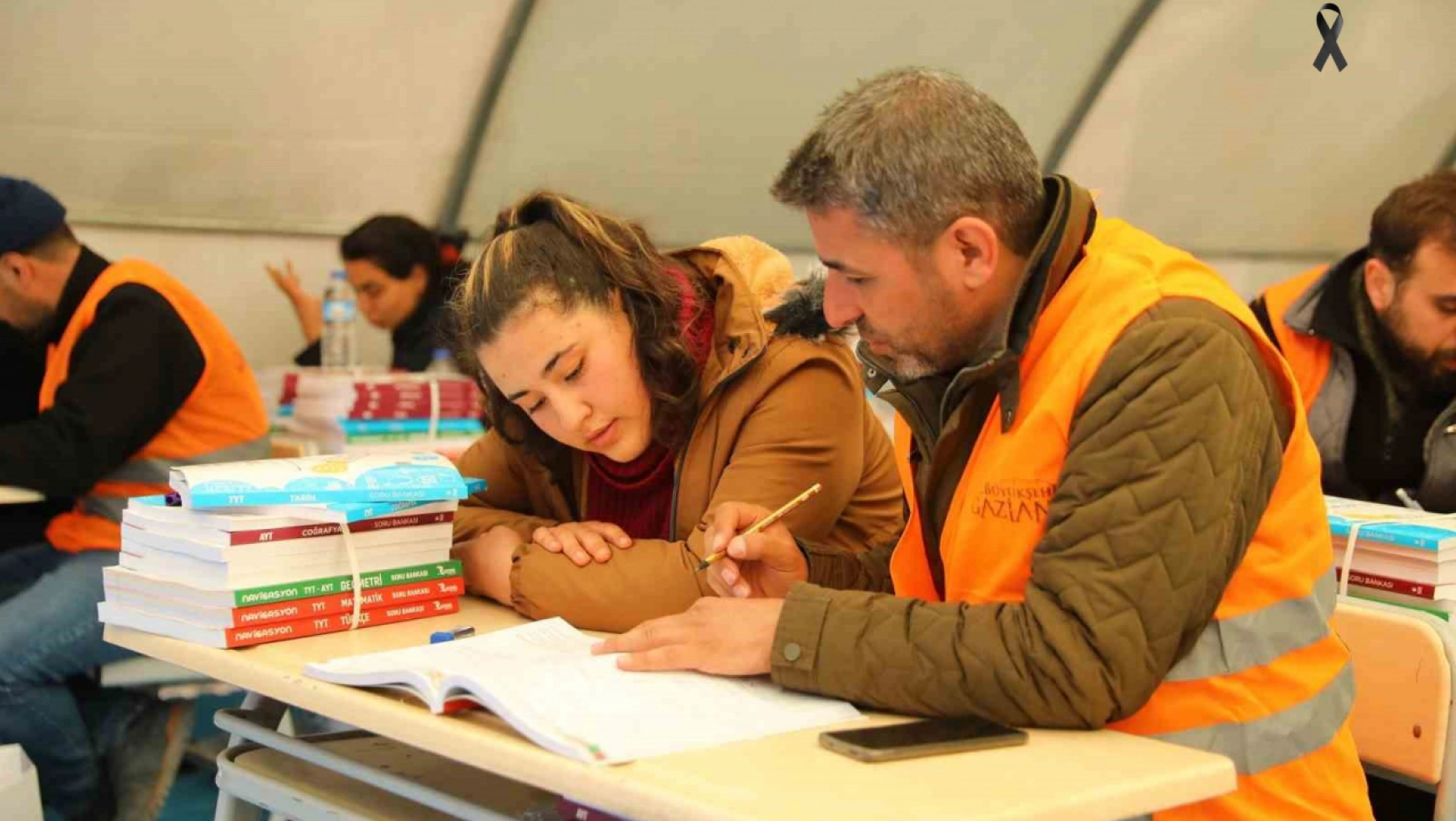 Gaziantep'te depremzede öğrencilere maddi destek