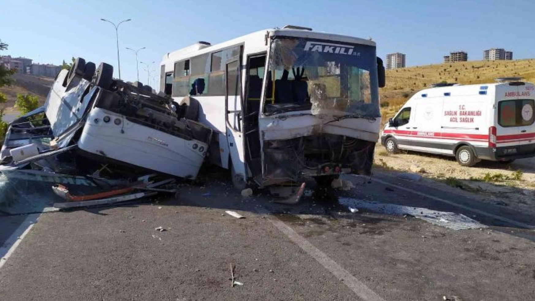 Gaziantep'te işçi servisleri kaza yaptı: 3'ü ağır 22 yaralı