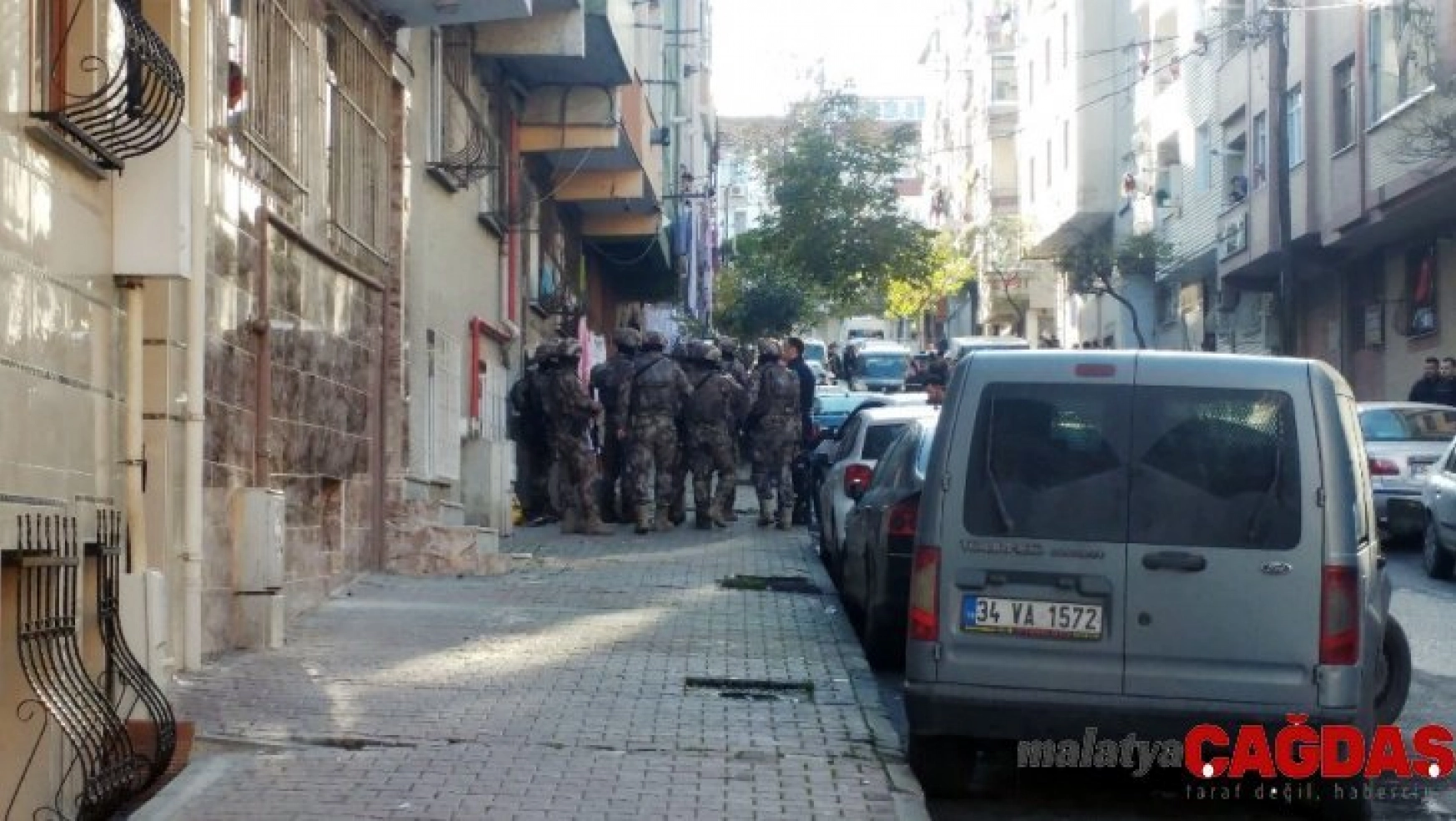 Gaziosmanpaşa'da cezaevi firarisi polise ateş açtı, annesini yaraladı