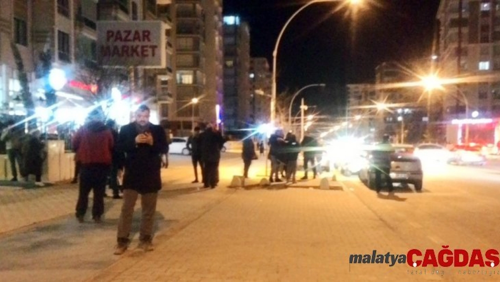 Malatya'da soğuk havada vatandaş geceyi araçlarında geçiriyor