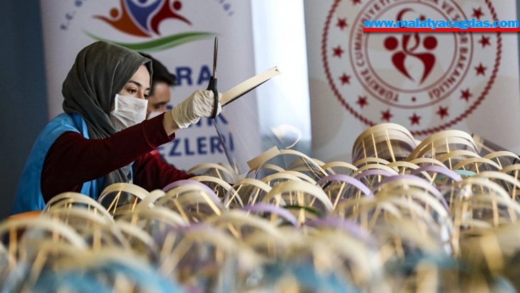 Gençlik merkezlerinde 'Korumalı maske' üretimi